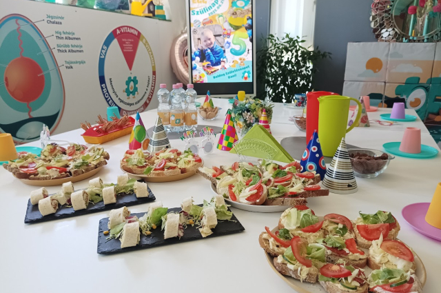 MEGÚJULT Születésnap a #hashtEGG-ben